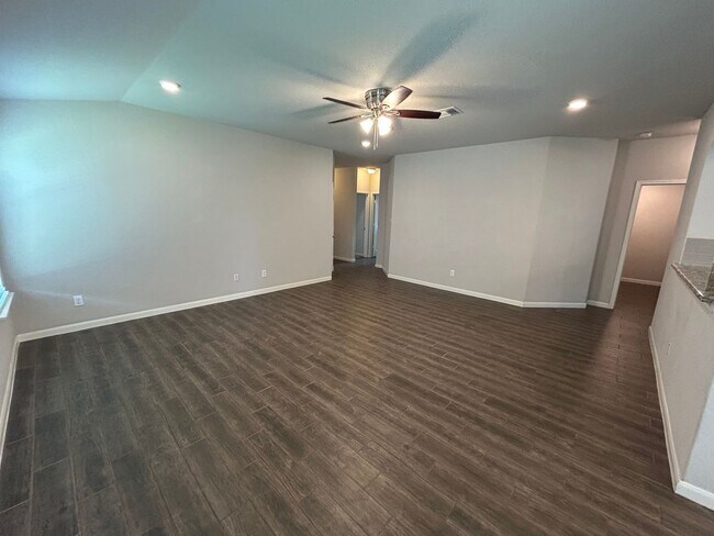 Building Photo - 3/2/2 in Avery Park / Fridge Included  / W...