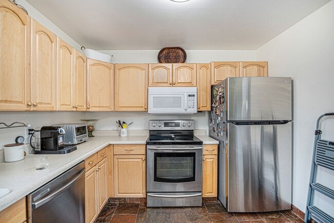 Building Photo - Updated 2 Bed | 1.5 Bath Upper Duplex Near...