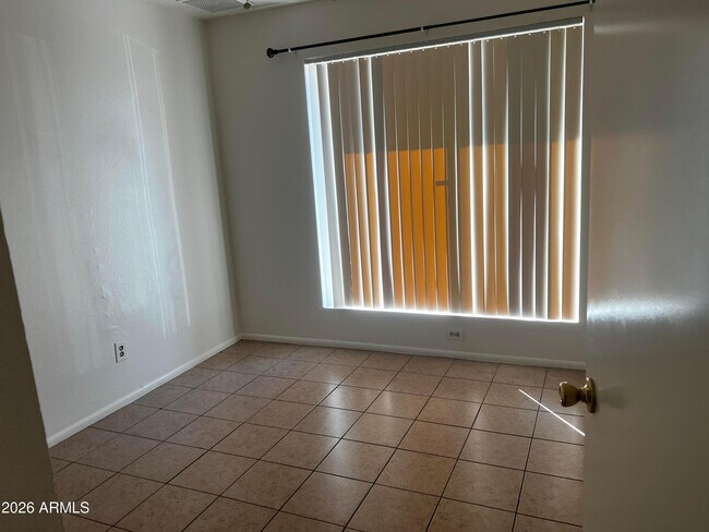 Building Photo - 1550 W Knowles Ave