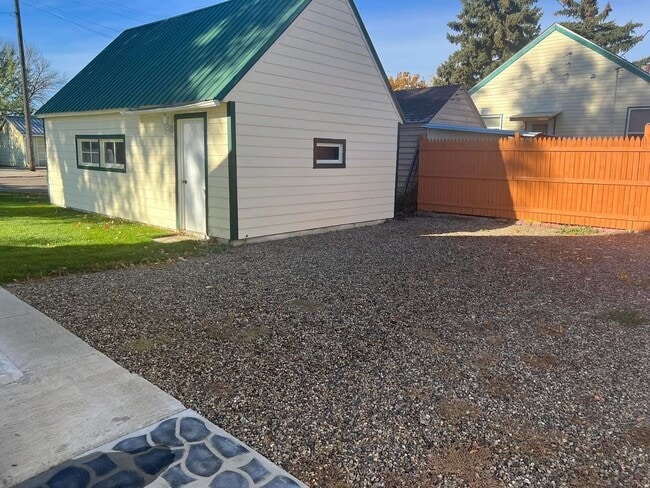 Building Photo - Charming 3 Bedroom Home with Garage