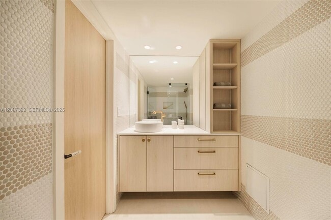 Building Photo - 2301 Collins Ave