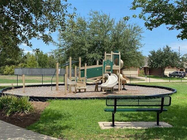 Building Photo - 24415 Lakecrest Town Dr