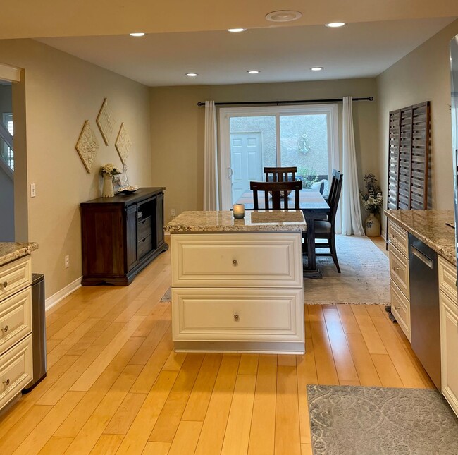 Building Photo - Spacious 3 Bedroom 2.5 Bath Townhouse in C...