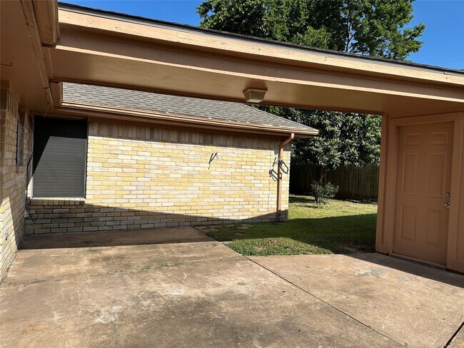 Building Photo - 2826 Green Fields Dr
