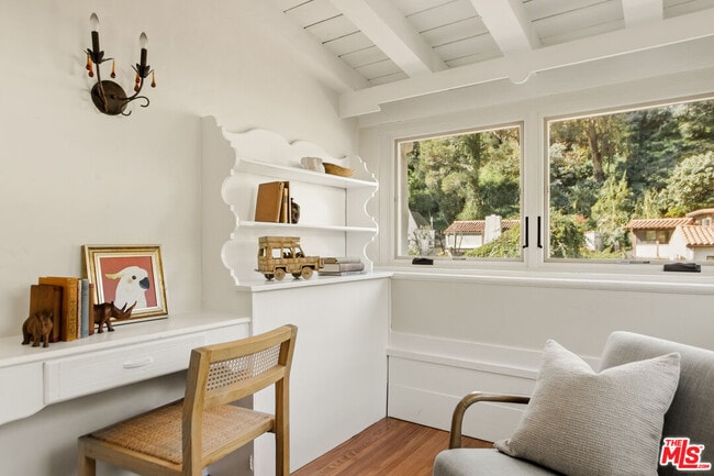 Building Photo - 1518 N Beverly Dr