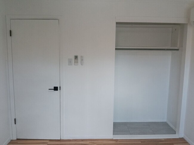 Building Photo - 3 Bedroom, 1 Bathroom Home! Schedule a Showing Soon!