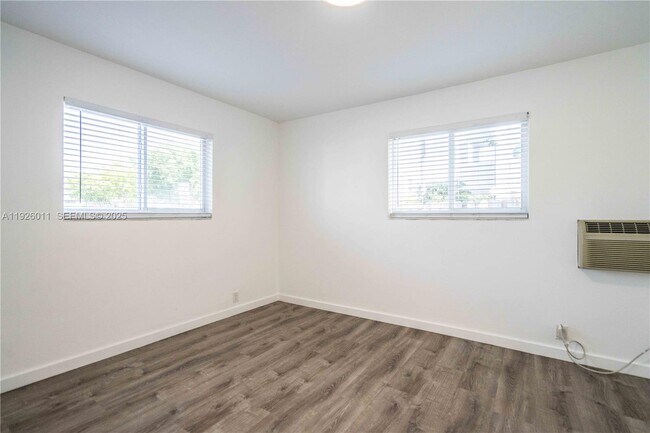 Building Photo - 1750 S Treasure Dr