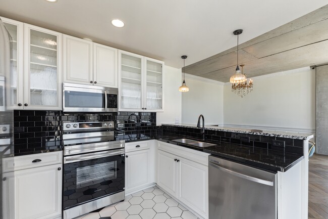 Building Photo - 777 N Ashley Dr