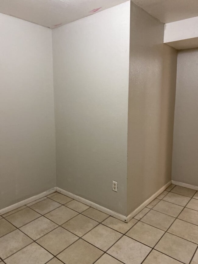 Building Photo - STUDENTS WELCOME! Ranch Home w/ Finished Basement, Fenced Yard and Two Kitchens