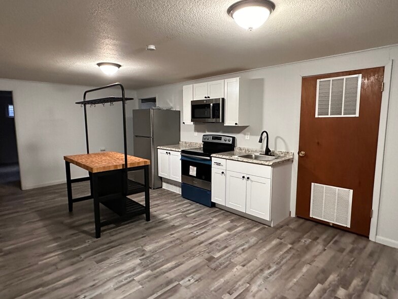 Full Kitchen - 815 Kingsley Dr