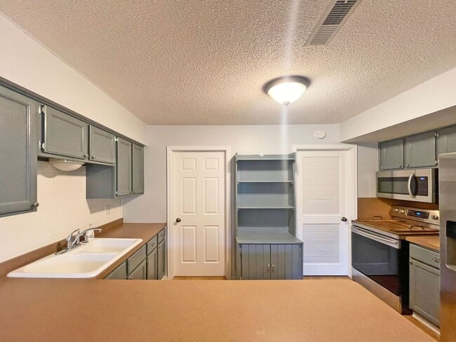 Building Photo - Newly Remodeled 3 Bedroom 2-Story Townhome...