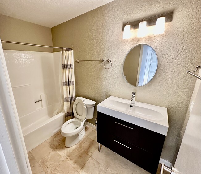 Building Photo - 2421 Vanderbilt Ln