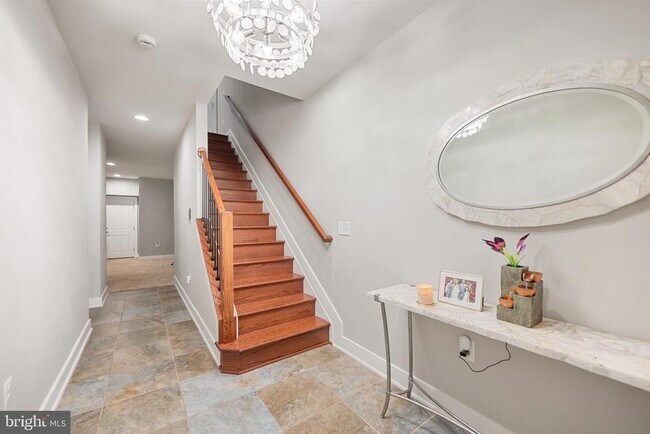 Building Photo - 710 E Howell Ave