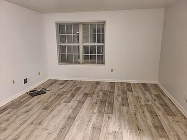 Building Photo - Remodeled Seven Oaks Condo