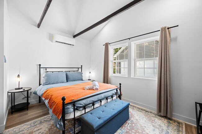 Building Photo - 906 Villa Ave