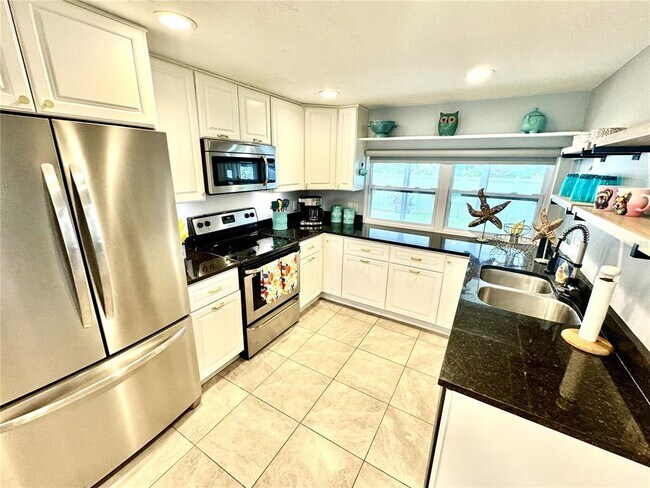 Building Photo - 6841 Roxbury Dr