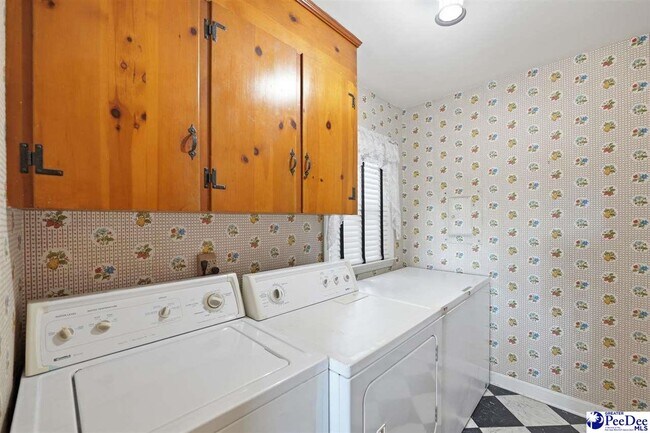 Building Photo - 2218 N Douglas St