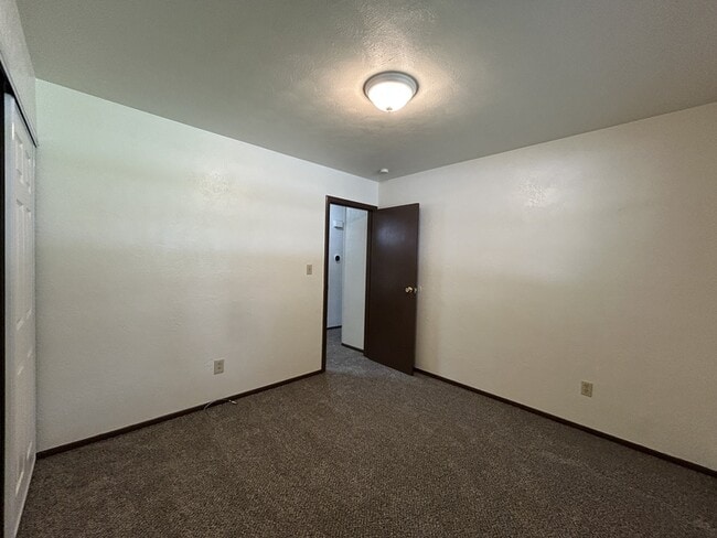 Building Photo - 2912 N River Terrace