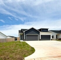 Building Photo - 5270 Pinecrest Ct N