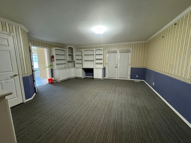 Building Photo - Hucrest home with 3 car garage