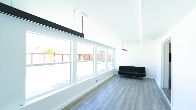 Building Photo - 321 Cornell Dr