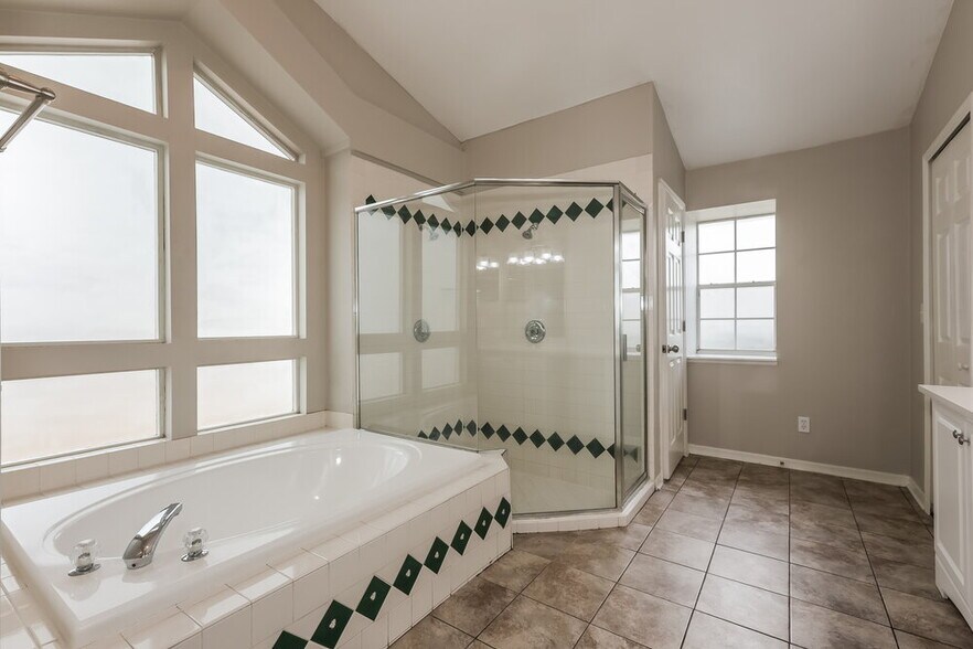 Building Photo - 3322 Silverpond Dr