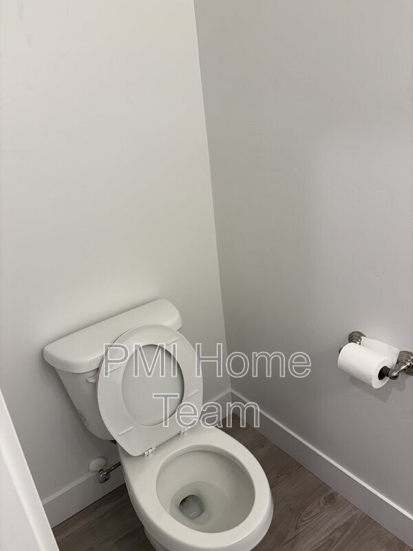 Building Photo - 614 W Cozy Ln