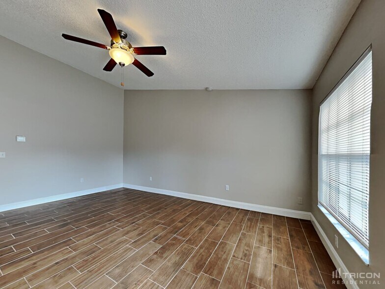 Building Photo - 10919 Livingston Dr