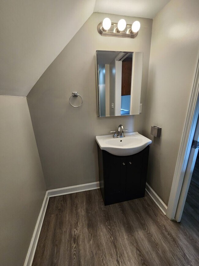 Building Photo - SUPER CLEAN 1 Bedroom Apt For Rent