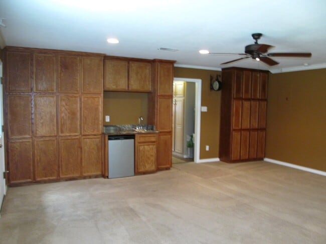 Building Photo - LARGE 4 BEDROOM NEAR LAKE