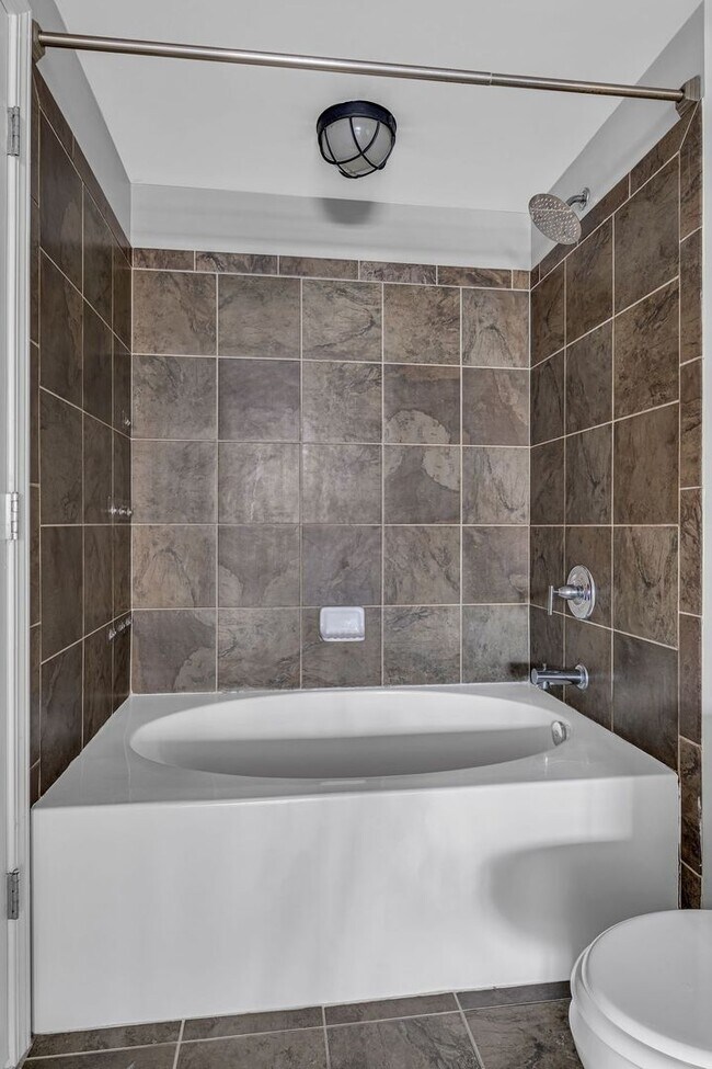 Building Photo - Awesome 1BE/1BA Condo in the heart of West End!