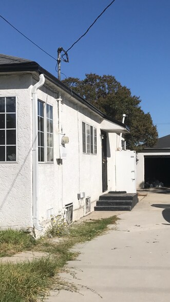 Building Photo - 1423 W 106th St