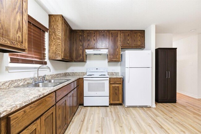 Building Photo - 823 N Commerce St