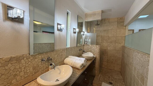 Building Photo - 637 S Crescent Ct