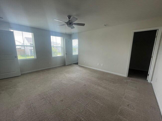 Building Photo - 4 Bedroom 2 1/2 Bath