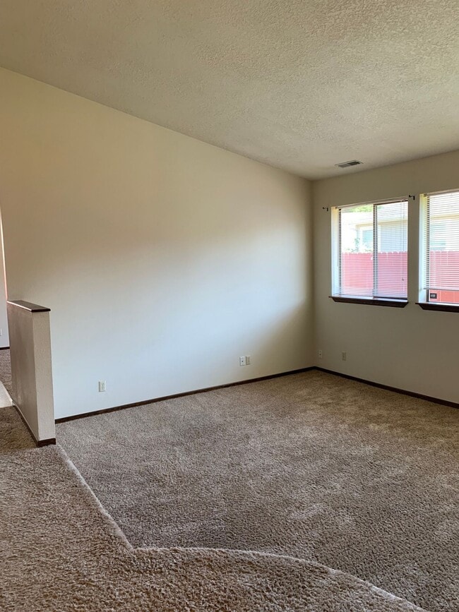 Building Photo - 3 Bedroom 2 Bath single family home