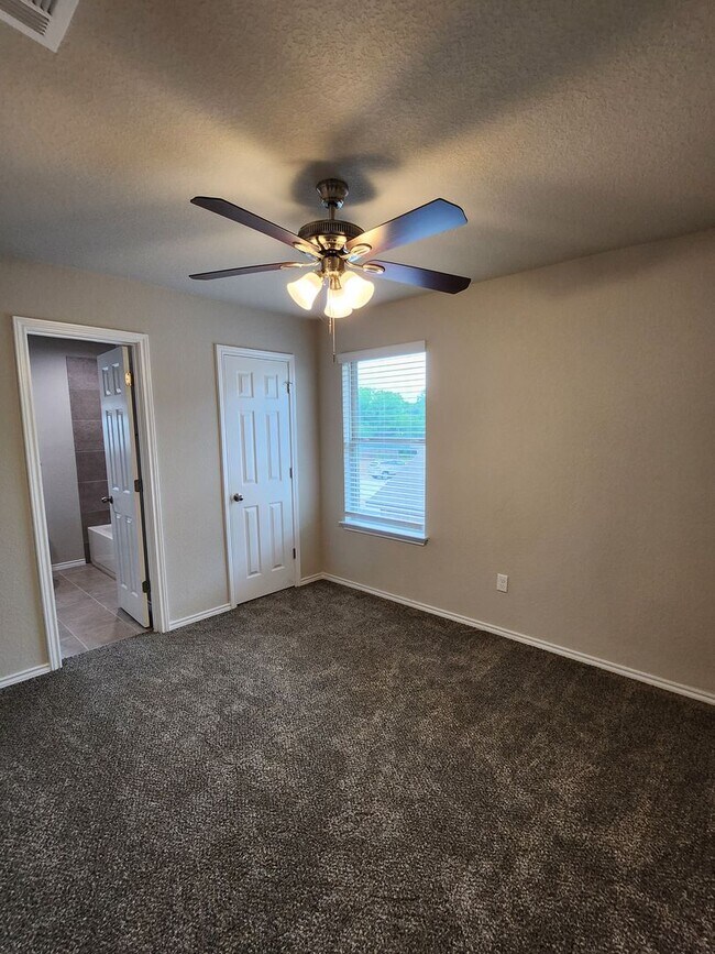 Building Photo - 3bd/2.5ba in Seguin