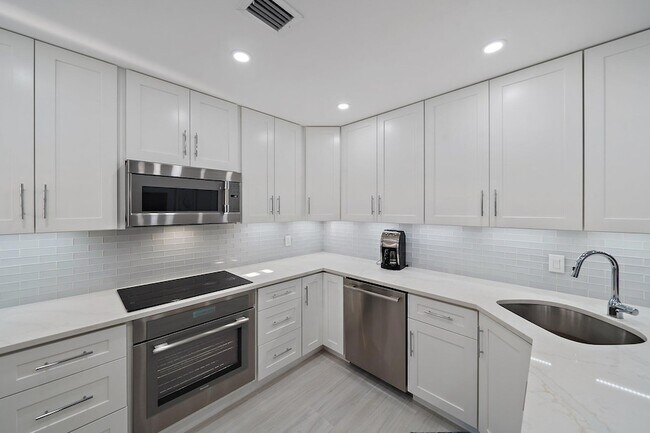 Building Photo - 3902 Fairway Dr S