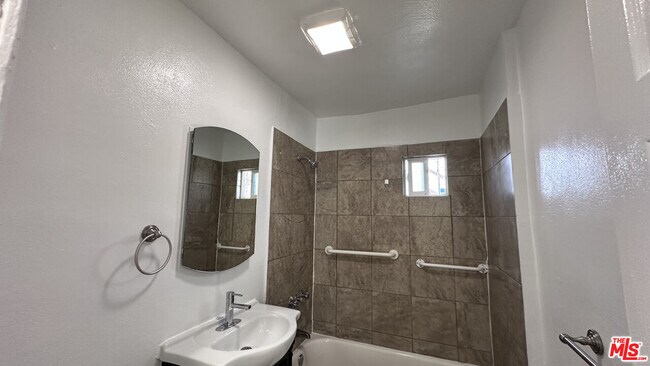 Building Photo - 1709 W 70th St