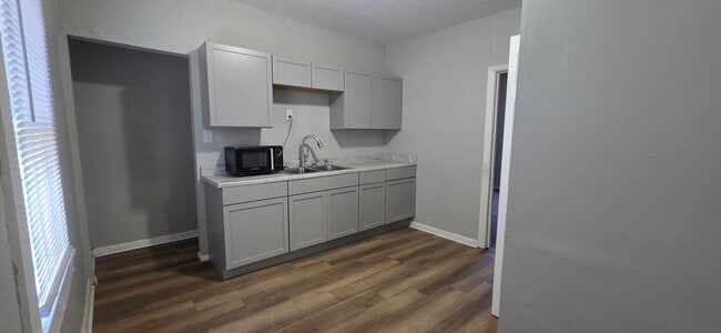 Building Photo - 1631 W 7th St