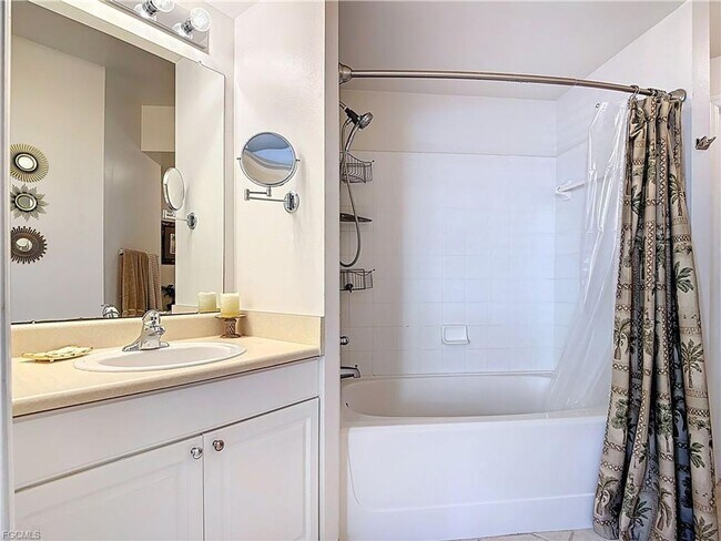 Building Photo - 3 bedroom 2 bathroom Condo in the Gardens at Beachwalk