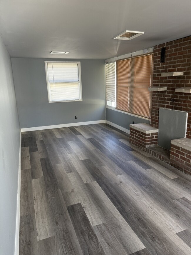 Building Photo - 619 W Lakewood Ave