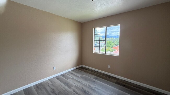 Building Photo - Two Bedroom One Bathroom Apartment in San Bernardino!