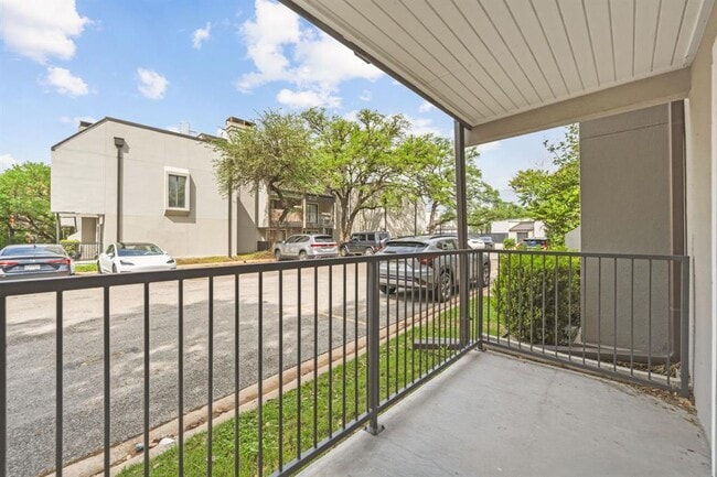 Building Photo - 935 La Posada Dr