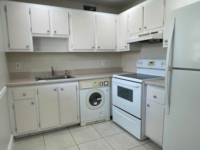 Building Photo - 472 Saxony Way