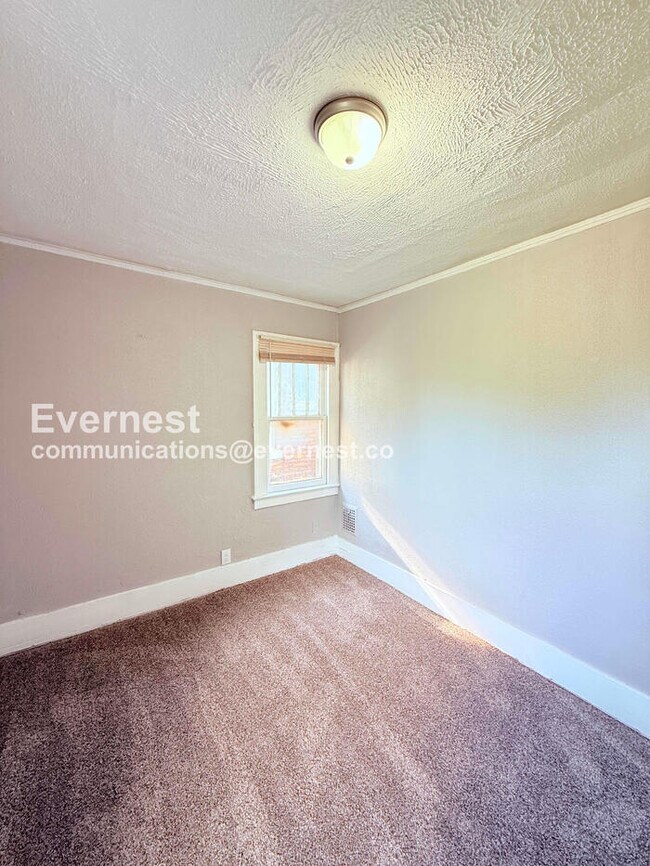 Building Photo - 3 Bed, 1 Bath Home with Fenced Yard / Vouchers Accepted / Available Now!