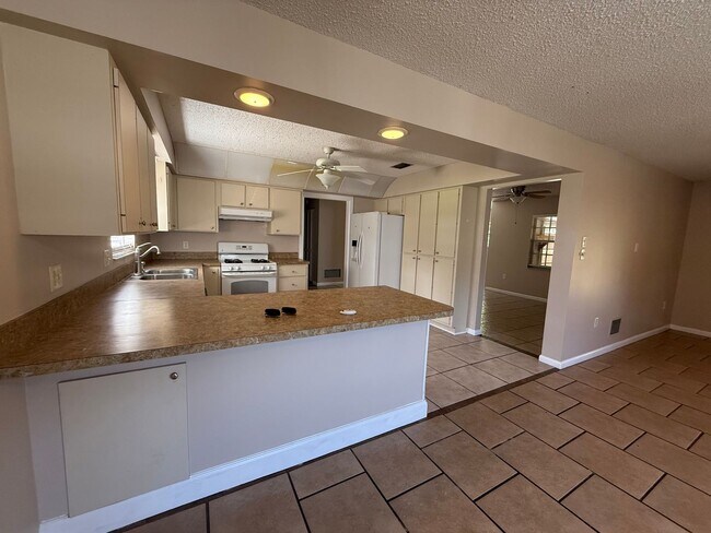 Building Photo - SLEEPY HOLLOW 3/2/2 Pool Home
