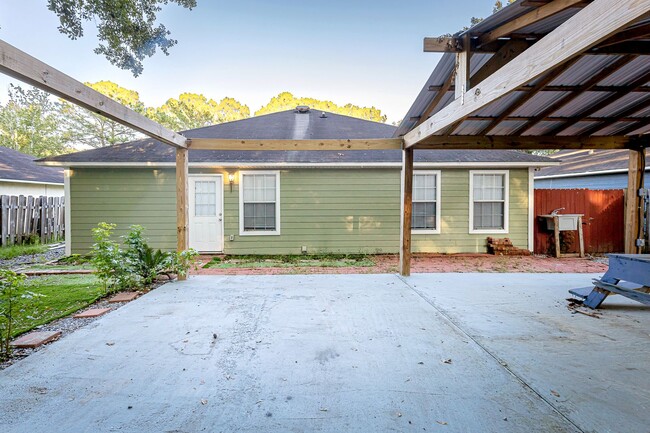 Building Photo - Adorable Home with fenced in backyard!