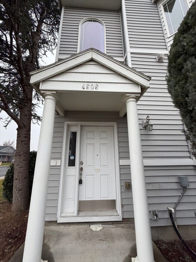 Building Photo - New paint & carpet! 2 bed 2.5 bath + bonus room townhome