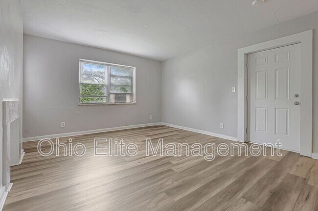 Building Photo - 987 Lilley Ave